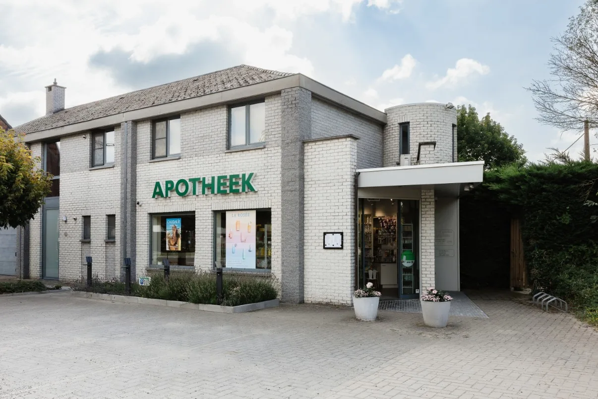 Ingang en gevel van Apotheek Anneleen Vochten aan de Aarschotsesteenweg in Rotselaar