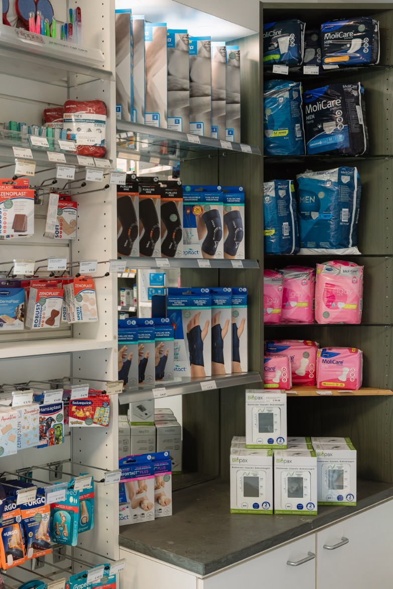 Winkelrek met bandages, steunkousen en incontinentiemateriaal