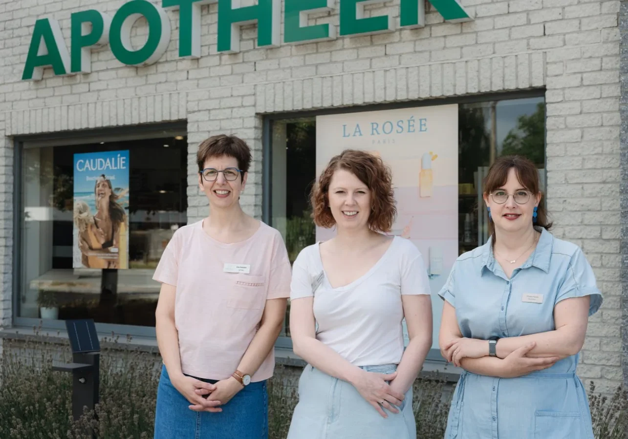 Drie teamleden van Apotheek Anneleen Vochten voor de apotheek in Rotselaar